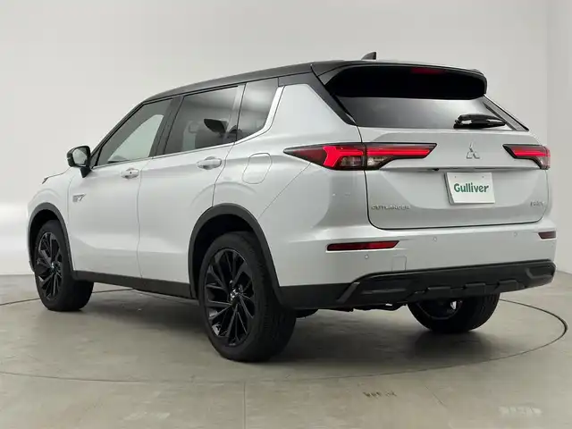 三菱 アウトランダー ＰＨＥＶ ブラックエディション 愛知県 2022(令4)年 0.5万km パールⅡ メーカー純正ナビ/フルセグTV/USB/Bluetooth/AppleCarPlay/全方位カメラ/マイパイロット（アダプティブクルーズコントロール）/ワイヤレス充電/黒ハーフレザーシート/前席シートヒーター/ステアリングヒーター/パドルシフト/TVキャンセラー/純正ゴムマット/純正ブラック20インチアルミホイール/パワーバックドア/純正ゴムラゲッジマット