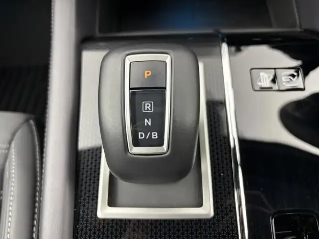 三菱 アウトランダー ＰＨＥＶ ブラックエディション 愛知県 2022(令4)年 0.5万km パールⅡ メーカー純正ナビ/フルセグTV/USB/Bluetooth/AppleCarPlay/全方位カメラ/マイパイロット（アダプティブクルーズコントロール）/ワイヤレス充電/黒ハーフレザーシート/前席シートヒーター/ステアリングヒーター/パドルシフト/TVキャンセラー/純正ゴムマット/純正ブラック20インチアルミホイール/パワーバックドア/純正ゴムラゲッジマット