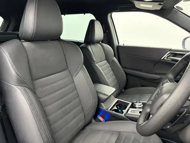 三菱 アウトランダー ＰＨＥＶ ブラックエディション 愛知県 2022(令4)年 0.5万km パールⅡ メーカー純正ナビ/フルセグTV/USB/Bluetooth/AppleCarPlay/全方位カメラ/マイパイロット（アダプティブクルーズコントロール）/ワイヤレス充電/黒ハーフレザーシート/前席シートヒーター/ステアリングヒーター/パドルシフト/TVキャンセラー/純正ゴムマット/純正ブラック20インチアルミホイール/パワーバックドア/純正ゴムラゲッジマット