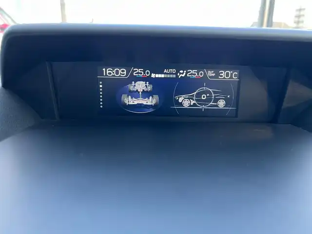 スバル インプレッサ ＸＶ 2．0i－S アイサイト 鹿児島県 2017(平29)年 9.7万km クリスタルホワイトP アイサイトVer3/　・プリクラッシュブレーキ/　・全車速追従機能付クルーズコントロール/　・アクティブレーンキープ/　・誤発進／誤後進抑制制御/純正8インチメモリナビ　CN-LR820D/　・DVD・SD・Bluetooth・フルセグTV/バックカメラ/ステアリング連動LEDヘッドライト/フロントフォグランプ/オートライト/オレンジステッチ入合皮コンビシート/運転席・助手席パワーシート/アプミ製ペダル/革巻きステアリング/ステアリングスイッチ/パドルシフト/純正18インチアルミホイール/純正フロアマット/ドアバイザー/取扱説明書、保証書/スペアキー×1本