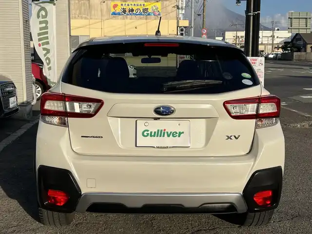 スバル インプレッサ ＸＶ 2．0i－S アイサイト 鹿児島県 2017(平29)年 9.7万km クリスタルホワイトP アイサイトVer3/　・プリクラッシュブレーキ/　・全車速追従機能付クルーズコントロール/　・アクティブレーンキープ/　・誤発進／誤後進抑制制御/純正8インチメモリナビ　CN-LR820D/　・DVD・SD・Bluetooth・フルセグTV/バックカメラ/ステアリング連動LEDヘッドライト/フロントフォグランプ/オートライト/オレンジステッチ入合皮コンビシート/運転席・助手席パワーシート/アプミ製ペダル/革巻きステアリング/ステアリングスイッチ/パドルシフト/純正18インチアルミホイール/純正フロアマット/ドアバイザー/取扱説明書、保証書/スペアキー×1本