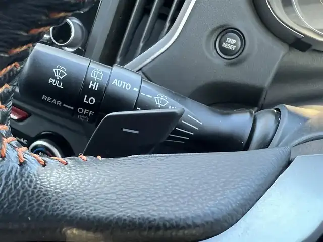 スバル インプレッサ ＸＶ 2．0i－S アイサイト 鹿児島県 2017(平29)年 9.7万km クリスタルホワイトP アイサイトVer3/　・プリクラッシュブレーキ/　・全車速追従機能付クルーズコントロール/　・アクティブレーンキープ/　・誤発進／誤後進抑制制御/純正8インチメモリナビ　CN-LR820D/　・DVD・SD・Bluetooth・フルセグTV/バックカメラ/ステアリング連動LEDヘッドライト/フロントフォグランプ/オートライト/オレンジステッチ入合皮コンビシート/運転席・助手席パワーシート/アプミ製ペダル/革巻きステアリング/ステアリングスイッチ/パドルシフト/純正18インチアルミホイール/純正フロアマット/ドアバイザー/取扱説明書、保証書/スペアキー×1本