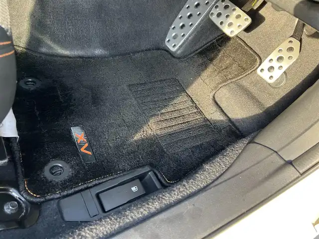 スバル インプレッサ ＸＶ 2．0i－S アイサイト 鹿児島県 2017(平29)年 9.7万km クリスタルホワイトP アイサイトVer3/　・プリクラッシュブレーキ/　・全車速追従機能付クルーズコントロール/　・アクティブレーンキープ/　・誤発進／誤後進抑制制御/純正8インチメモリナビ　CN-LR820D/　・DVD・SD・Bluetooth・フルセグTV/バックカメラ/ステアリング連動LEDヘッドライト/フロントフォグランプ/オートライト/オレンジステッチ入合皮コンビシート/運転席・助手席パワーシート/アプミ製ペダル/革巻きステアリング/ステアリングスイッチ/パドルシフト/純正18インチアルミホイール/純正フロアマット/ドアバイザー/取扱説明書、保証書/スペアキー×1本