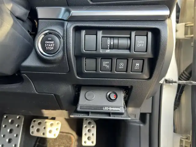 スバル インプレッサ ＸＶ 2．0i－S アイサイト 鹿児島県 2017(平29)年 9.7万km クリスタルホワイトP アイサイトVer3/　・プリクラッシュブレーキ/　・全車速追従機能付クルーズコントロール/　・アクティブレーンキープ/　・誤発進／誤後進抑制制御/純正8インチメモリナビ　CN-LR820D/　・DVD・SD・Bluetooth・フルセグTV/バックカメラ/ステアリング連動LEDヘッドライト/フロントフォグランプ/オートライト/オレンジステッチ入合皮コンビシート/運転席・助手席パワーシート/アプミ製ペダル/革巻きステアリング/ステアリングスイッチ/パドルシフト/純正18インチアルミホイール/純正フロアマット/ドアバイザー/取扱説明書、保証書/スペアキー×1本