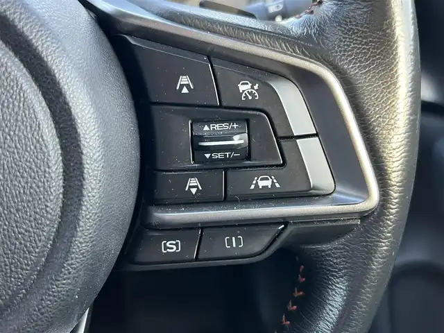 スバル インプレッサ ＸＶ 2．0i－S アイサイト 鹿児島県 2017(平29)年 9.7万km クリスタルホワイトP アイサイトVer3/　・プリクラッシュブレーキ/　・全車速追従機能付クルーズコントロール/　・アクティブレーンキープ/　・誤発進／誤後進抑制制御/純正8インチメモリナビ　CN-LR820D/　・DVD・SD・Bluetooth・フルセグTV/バックカメラ/ステアリング連動LEDヘッドライト/フロントフォグランプ/オートライト/オレンジステッチ入合皮コンビシート/運転席・助手席パワーシート/アプミ製ペダル/革巻きステアリング/ステアリングスイッチ/パドルシフト/純正18インチアルミホイール/純正フロアマット/ドアバイザー/取扱説明書、保証書/スペアキー×1本