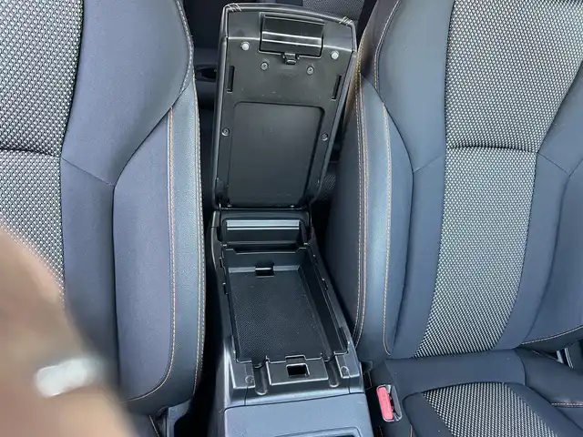 スバル インプレッサ ＸＶ 2．0i－S アイサイト 鹿児島県 2017(平29)年 9.7万km クリスタルホワイトP アイサイトVer3/　・プリクラッシュブレーキ/　・全車速追従機能付クルーズコントロール/　・アクティブレーンキープ/　・誤発進／誤後進抑制制御/純正8インチメモリナビ　CN-LR820D/　・DVD・SD・Bluetooth・フルセグTV/バックカメラ/ステアリング連動LEDヘッドライト/フロントフォグランプ/オートライト/オレンジステッチ入合皮コンビシート/運転席・助手席パワーシート/アプミ製ペダル/革巻きステアリング/ステアリングスイッチ/パドルシフト/純正18インチアルミホイール/純正フロアマット/ドアバイザー/取扱説明書、保証書/スペアキー×1本