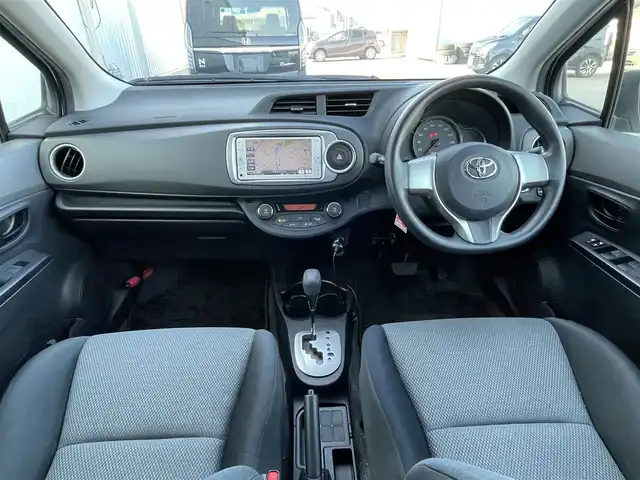 トヨタ ヴィッツ F スマイルエディション 佐賀県 2013(平25)年 10.4万km ホワイトパールクリスタルシャイン ワンオーナー/純正SDナビゲーション/・ワンセグTV/CD/SD/Bluetooth/前方ドライブレコーダー/ETC/N席買い物アシストシート/ISOFIX対応/社外LEDヘッドライト(ユニット純正・球をLEDに換装)/純正フォグランプ/純正フロアマット/純正ドアバイザ―/新車保証書/取扱説明書/スペアキー１本