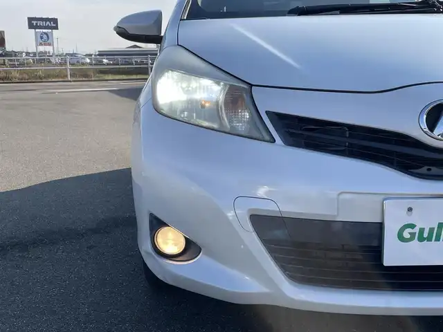 トヨタ ヴィッツ F スマイルエディション 佐賀県 2013(平25)年 10.4万km ホワイトパールクリスタルシャイン ワンオーナー/純正SDナビゲーション/・ワンセグTV/CD/SD/Bluetooth/前方ドライブレコーダー/ETC/N席買い物アシストシート/ISOFIX対応/社外LEDヘッドライト(ユニット純正・球をLEDに換装)/純正フォグランプ/純正フロアマット/純正ドアバイザ―/新車保証書/取扱説明書/スペアキー１本