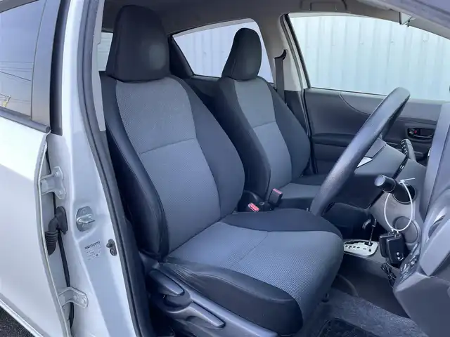 トヨタ ヴィッツ F スマイルエディション 佐賀県 2013(平25)年 10.4万km ホワイトパールクリスタルシャイン ワンオーナー/純正SDナビゲーション/・ワンセグTV/CD/SD/Bluetooth/前方ドライブレコーダー/ETC/N席買い物アシストシート/ISOFIX対応/社外LEDヘッドライト(ユニット純正・球をLEDに換装)/純正フォグランプ/純正フロアマット/純正ドアバイザ―/新車保証書/取扱説明書/スペアキー１本