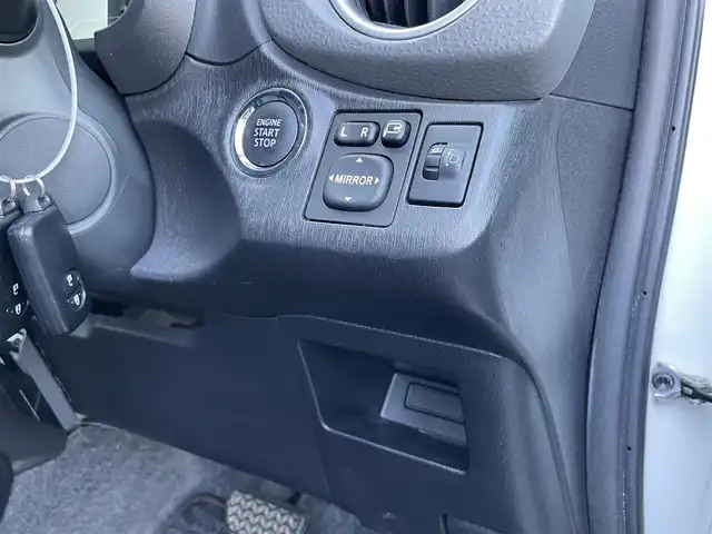 トヨタ ヴィッツ F スマイルエディション 佐賀県 2013(平25)年 10.4万km ホワイトパールクリスタルシャイン ワンオーナー/純正SDナビゲーション/・ワンセグTV/CD/SD/Bluetooth/前方ドライブレコーダー/ETC/N席買い物アシストシート/ISOFIX対応/社外LEDヘッドライト(ユニット純正・球をLEDに換装)/純正フォグランプ/純正フロアマット/純正ドアバイザ―/新車保証書/取扱説明書/スペアキー１本