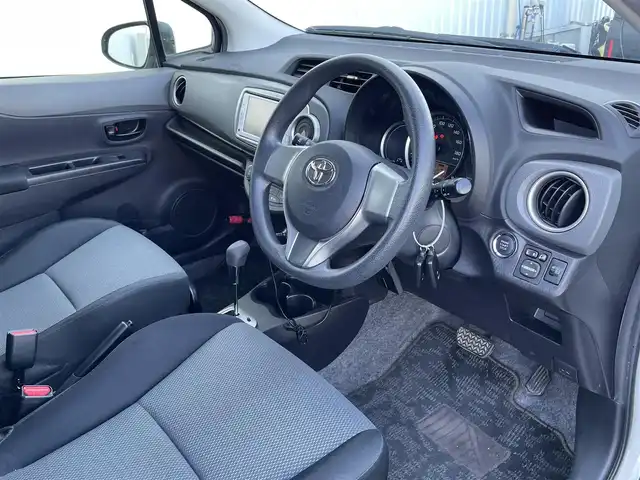 トヨタ ヴィッツ F スマイルエディション 佐賀県 2013(平25)年 10.4万km ホワイトパールクリスタルシャイン ワンオーナー/純正SDナビゲーション/・ワンセグTV/CD/SD/Bluetooth/前方ドライブレコーダー/ETC/N席買い物アシストシート/ISOFIX対応/社外LEDヘッドライト(ユニット純正・球をLEDに換装)/純正フォグランプ/純正フロアマット/純正ドアバイザ―/新車保証書/取扱説明書/スペアキー１本