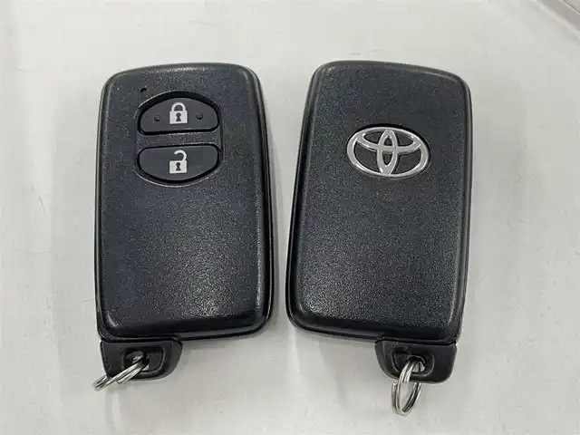 トヨタ ヴィッツ F スマイルエディション 佐賀県 2013(平25)年 10.4万km ホワイトパールクリスタルシャイン ワンオーナー/純正SDナビゲーション/・ワンセグTV/CD/SD/Bluetooth/前方ドライブレコーダー/ETC/N席買い物アシストシート/ISOFIX対応/社外LEDヘッドライト(ユニット純正・球をLEDに換装)/純正フォグランプ/純正フロアマット/純正ドアバイザ―/新車保証書/取扱説明書/スペアキー１本