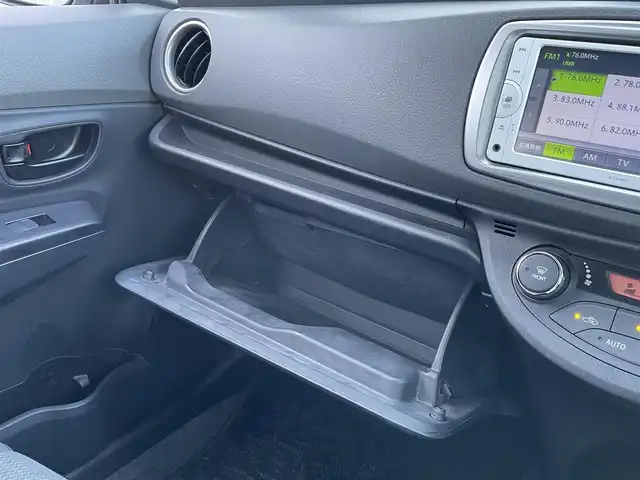 トヨタ ヴィッツ F スマイルエディション 佐賀県 2013(平25)年 10.4万km ホワイトパールクリスタルシャイン ワンオーナー/純正SDナビゲーション/・ワンセグTV/CD/SD/Bluetooth/前方ドライブレコーダー/ETC/N席買い物アシストシート/ISOFIX対応/社外LEDヘッドライト(ユニット純正・球をLEDに換装)/純正フォグランプ/純正フロアマット/純正ドアバイザ―/新車保証書/取扱説明書/スペアキー１本