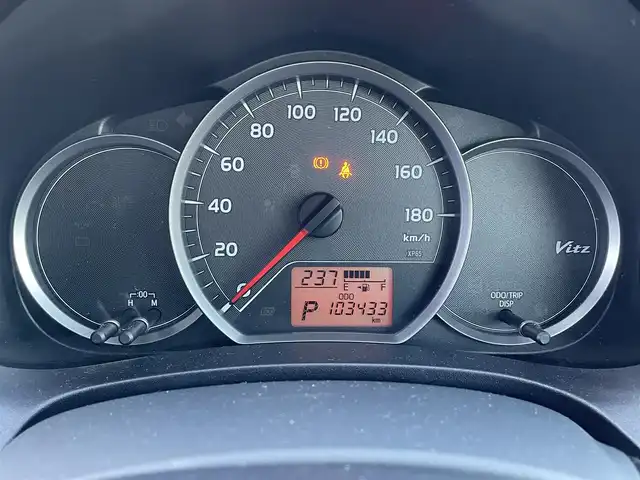 トヨタ ヴィッツ F スマイルエディション 佐賀県 2013(平25)年 10.4万km ホワイトパールクリスタルシャイン ワンオーナー/純正SDナビゲーション/・ワンセグTV/CD/SD/Bluetooth/前方ドライブレコーダー/ETC/N席買い物アシストシート/ISOFIX対応/社外LEDヘッドライト(ユニット純正・球をLEDに換装)/純正フォグランプ/純正フロアマット/純正ドアバイザ―/新車保証書/取扱説明書/スペアキー１本