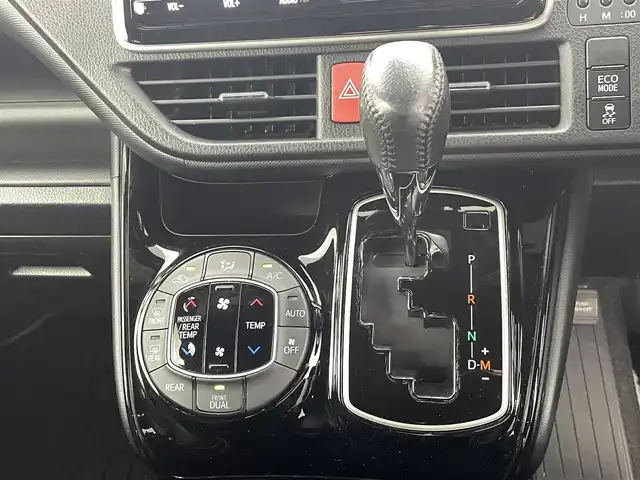 トヨタ ノア Si ダブルバイビーⅡ 熊本県 2019(令1)年 2.9万km ブラッキッシュアゲハガラスフレーク 純正9インチナビNSZT-Y68T　/Bluetooth/TV/CD/SDREC/オートクルーズコントロール　/両側パワースライドドア　/バックカメラ　/クルーズコントロール/ビルトインETC　/衝突被害軽減システム　/レーンキープアシスト　/コーナーセンサー　/横滑り防止システム/アイドリングストップ/先行車発進検知音/純正フロアマット/純正１６インチAW/オートライト/LEDヘッドライト/オートマチックハイビーム/フォグランプ/スマートキー/プッシュスタート/保証書