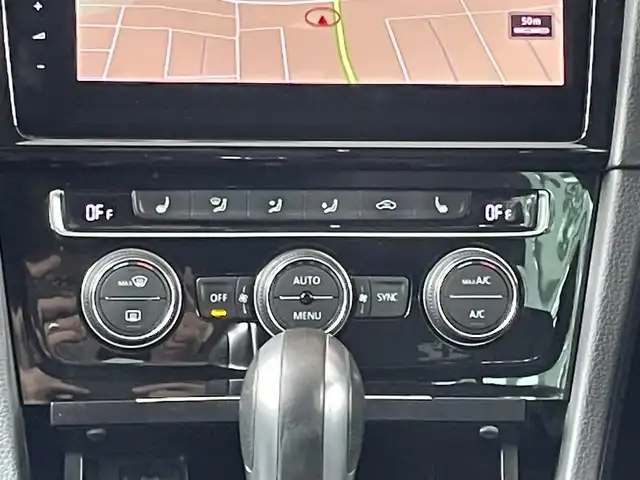 フォルクスワーゲン ゴルフ Ｒ 宮城県 2019(令1)年 6.3万km オリックスホワイトパールエフェクト ターボ＆4WD/純正メモリナビ（FM/AM/CD/DVD/BT）/バックカメラ/レザーシート/運転席パワーシート(メモリー機能)/前席シートヒーター/レーダークルーズコントロール/レーンキープ/ブラインドスポットモニター/ミラーヒーター/LEDヘッドライト/コーナーセンサー/スタッドレスタイヤ純正AW（225/40R18）/サマータイヤ純正AW（225/40R18）積込/ドライブレコーダー（前後）/ETC2.0/プッシュスタート/スマートキー/スペアキー/保証書/取扱説明書