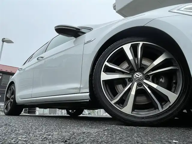 フォルクスワーゲン ゴルフ Ｒ 宮城県 2019(令1)年 6.3万km オリックスホワイトパールエフェクト ターボ＆4WD/純正メモリナビ（FM/AM/CD/DVD/BT）/バックカメラ/レザーシート/運転席パワーシート(メモリー機能)/前席シートヒーター/レーダークルーズコントロール/レーンキープ/ブラインドスポットモニター/ミラーヒーター/LEDヘッドライト/コーナーセンサー/スタッドレスタイヤ純正AW（225/40R18）/サマータイヤ純正AW（225/40R18）積込/ドライブレコーダー（前後）/ETC2.0/プッシュスタート/スマートキー/スペアキー/保証書/取扱説明書
