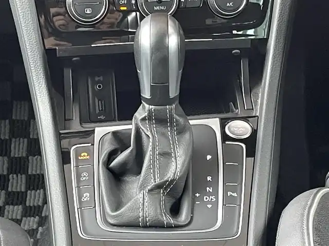 フォルクスワーゲン ゴルフ Ｒ 宮城県 2019(令1)年 6.3万km オリックスホワイトパールエフェクト ターボ＆4WD/純正メモリナビ（FM/AM/CD/DVD/BT）/バックカメラ/レザーシート/運転席パワーシート(メモリー機能)/前席シートヒーター/レーダークルーズコントロール/レーンキープ/ブラインドスポットモニター/ミラーヒーター/LEDヘッドライト/コーナーセンサー/スタッドレスタイヤ純正AW（225/40R18）/サマータイヤ純正AW（225/40R18）積込/ドライブレコーダー（前後）/ETC2.0/プッシュスタート/スマートキー/スペアキー/保証書/取扱説明書