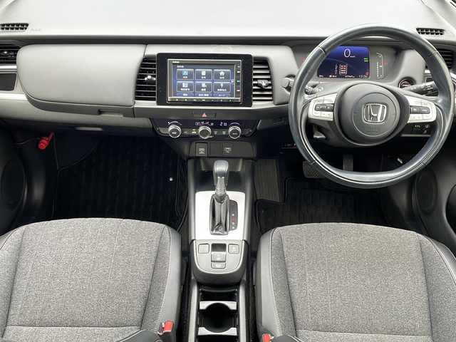ホンダ フィット e:HEVホーム 神奈川県 2021(令3)年 1.8万km ライトブルー 純正７インチＳＤナビ　CD/iPod/Bluetooth　/バックカメラ　/前後コーナーセンサー　/追従型クルーズコントロール　/ＬＥＤヘッドライト　/ＵＳＢポート　/ビルトインＥＴＣ　/スマートキー　/純正フロアマット　/ドアバイザー/衝突被害軽減システム/カーテンエアバッグ