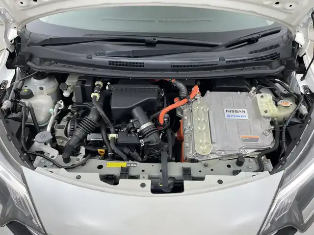 日産 ノート e－パワー メダリスト 三重県 2019(平31)年 1.8万km ブリリアントホワイトパール 禁煙車/純正SDナビ/AM/FM/CD/DVD/BT/フルセグTV/アラウンドビューモニター/エマージェンシーブレーキ /インテリジェントルームミラー/レーダークルーズ コントロール/オートライト/LEDヘッドライト/フォグランプ/ハーフレザーシート /プッシュスタート/インテリジェントキー/純正アルミホイール/前後コーナーセンサー