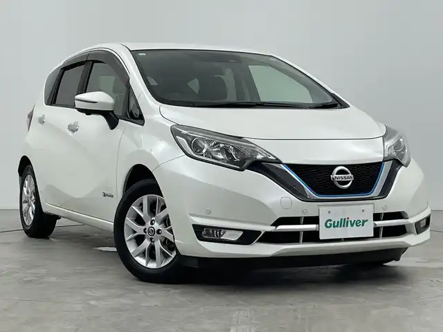 日産 ノート e－パワー メダリスト 三重県 2019(平31)年 1.8万km ブリリアントホワイトパール 禁煙車/純正SDナビ/AM/FM/CD/DVD/BT/フルセグTV/アラウンドビューモニター/エマージェンシーブレーキ /インテリジェントルームミラー/レーダークルーズ コントロール/オートライト/LEDヘッドライト/フォグランプ/ハーフレザーシート /プッシュスタート/インテリジェントキー/純正アルミホイール/前後コーナーセンサー
