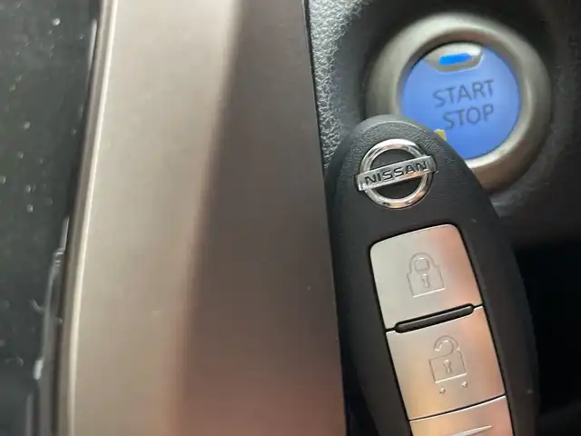 日産 ノート e－パワー メダリスト 三重県 2019(平31)年 1.8万km ブリリアントホワイトパール 禁煙車/純正SDナビ/AM/FM/CD/DVD/BT/フルセグTV/アラウンドビューモニター/エマージェンシーブレーキ /インテリジェントルームミラー/レーダークルーズ コントロール/オートライト/LEDヘッドライト/フォグランプ/ハーフレザーシート /プッシュスタート/インテリジェントキー/純正アルミホイール/前後コーナーセンサー