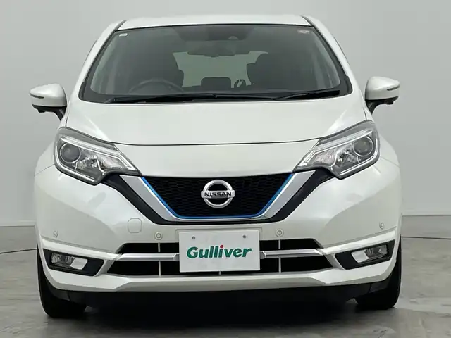 日産 ノート e－パワー メダリスト 三重県 2019(平31)年 1.8万km ブリリアントホワイトパール 禁煙車/純正SDナビ/AM/FM/CD/DVD/BT/フルセグTV/アラウンドビューモニター/エマージェンシーブレーキ /インテリジェントルームミラー/レーダークルーズ コントロール/オートライト/LEDヘッドライト/フォグランプ/ハーフレザーシート /プッシュスタート/インテリジェントキー/純正アルミホイール/前後コーナーセンサー