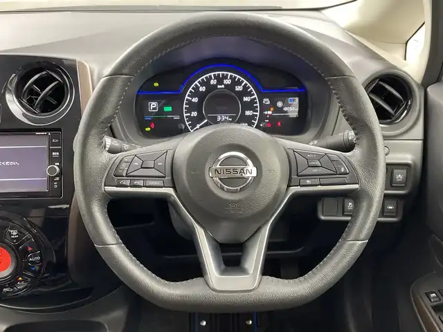 日産 ノート e－パワー メダリスト 三重県 2019(平31)年 1.8万km ブリリアントホワイトパール 禁煙車/純正SDナビ/AM/FM/CD/DVD/BT/フルセグTV/アラウンドビューモニター/エマージェンシーブレーキ /インテリジェントルームミラー/レーダークルーズ コントロール/オートライト/LEDヘッドライト/フォグランプ/ハーフレザーシート /プッシュスタート/インテリジェントキー/純正アルミホイール/前後コーナーセンサー