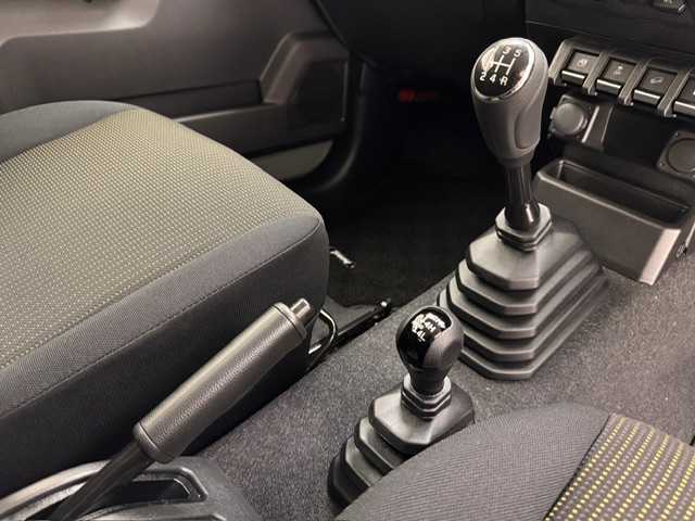 スズキ ジムニー XL 兵庫県 2025(令7)年 0.1千km ミディアムグレー ４WD/アイドリングストップ/シートヒーター/クリアランスソナー/ヘッドライトレレベライザー/PCS/LKA/フォグランプ/純正フロアマット/純正バイザー