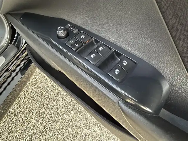 トヨタ カムリ X 鳥取県 2019(令1)年 6.9万km アティチュードブラックマイカ 社外ディスプレイオーディオ／ＢＴ/バックカメラ/ビルトインＥＴＣ/トヨタセーフティセンス/レーダークルーズコントロール/レーンキープアシスト/LEDヘットライト/LEDフォグライト/純正ＯＰ１７インチアルミ/プッシュエンジンスタート/電動パーキングブレーキ/フロアマット/ドアバイザー