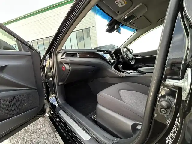 トヨタ カムリ X 鳥取県 2019(令1)年 6.9万km アティチュードブラックマイカ 社外ディスプレイオーディオ／ＢＴ/バックカメラ/ビルトインＥＴＣ/トヨタセーフティセンス/レーダークルーズコントロール/レーンキープアシスト/LEDヘットライト/LEDフォグライト/純正ＯＰ１７インチアルミ/プッシュエンジンスタート/電動パーキングブレーキ/フロアマット/ドアバイザー