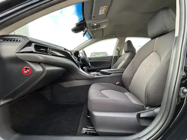 トヨタ カムリ X 鳥取県 2019(令1)年 6.9万km アティチュードブラックマイカ 社外ディスプレイオーディオ／ＢＴ/バックカメラ/ビルトインＥＴＣ/トヨタセーフティセンス/レーダークルーズコントロール/レーンキープアシスト/LEDヘットライト/LEDフォグライト/純正ＯＰ１７インチアルミ/プッシュエンジンスタート/電動パーキングブレーキ/フロアマット/ドアバイザー