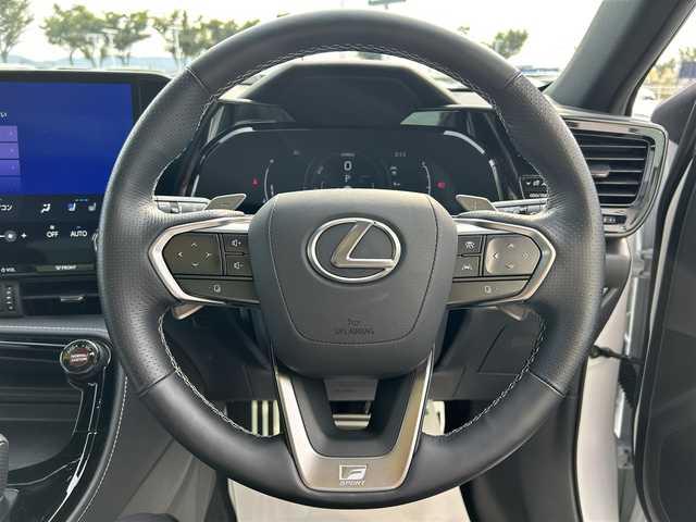 レクサス ＮＸ 350h Fスポーツ 新潟県 2023(令5)年 1.9万km ホワイトノーヴァガラスフレーク パノラマルーフ/三眼LEDヘッドライト/オレンジキャリパー/純正14インチナビ/パノラミックビューモニター/デジタルインナーミラー/プリクラッシュセーフティー/ブラインドスポットモニター/クリアランスソナー/パドルシフト/パワーバックドア/パワーシート/ポジションメモリー/ビルトインETC/純正ドライブレコーダー/オートライト/オートマチックハイビーム