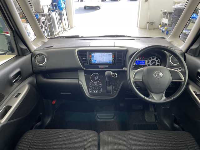 日産 デイズ ルークス HWS X Vセレ +SeftyⅡ 道央・札幌 2015(平27)年 7.8万km ホワイトパール ・4WD/・純正SDナビ・フルセグTV/・CD・DVD・Bluetooth/・アラウンドビューモニター/・エマージェンシーブレーキ/・踏み間違い衝突防止アシスト/・横滑り防止機能/・左パワースライドドア/・運転席シートヒーター/・オーバーヘッドコンソール/・リアシーリングファン/・後席サンシェード/・HIDヘッドライト/・フォグライト/・純正14インチアルミ