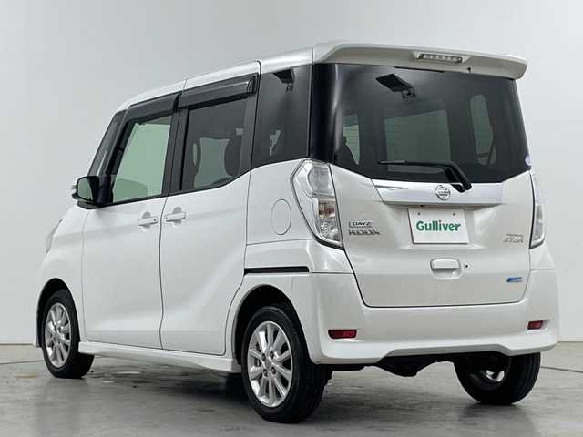 日産 デイズ ルークス HWS X Vセレ +SeftyⅡ 道央・札幌 2015(平27)年 7.8万km ホワイトパール ・4WD/・純正SDナビ・フルセグTV/・CD・DVD・Bluetooth/・アラウンドビューモニター/・エマージェンシーブレーキ/・踏み間違い衝突防止アシスト/・横滑り防止機能/・左パワースライドドア/・運転席シートヒーター/・オーバーヘッドコンソール/・リアシーリングファン/・後席サンシェード/・HIDヘッドライト/・フォグライト/・純正14インチアルミ