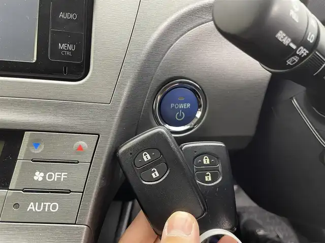 トヨタ プリウス S 群馬県 2015(平27)年 1.7万km ブラック 禁煙車　純正ナビ　Bluetooth　フルセグ　バックカメラ　横滑り防止装置　アイドリングストップ　オートライト　ETC　ドライブレコーダー　ステアリングスイッチ　パワーウィンドウ　パワーステアリング