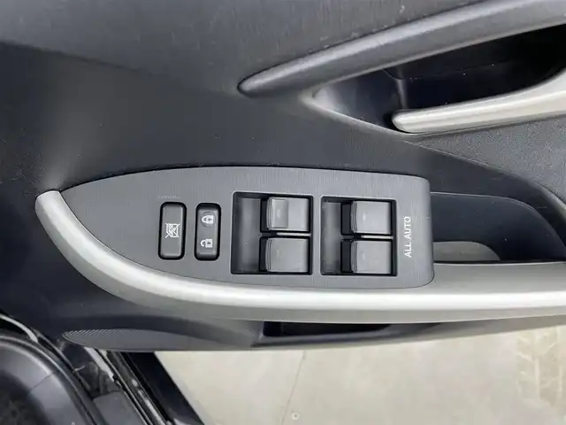 トヨタ プリウス S 群馬県 2015(平27)年 1.7万km ブラック 禁煙車　純正ナビ　Bluetooth　フルセグ　バックカメラ　横滑り防止装置　アイドリングストップ　オートライト　ETC　ドライブレコーダー　ステアリングスイッチ　パワーウィンドウ　パワーステアリング