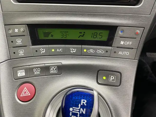 トヨタ プリウス S 群馬県 2015(平27)年 1.7万km ブラック 禁煙車　純正ナビ　Bluetooth　フルセグ　バックカメラ　横滑り防止装置　アイドリングストップ　オートライト　ETC　ドライブレコーダー　ステアリングスイッチ　パワーウィンドウ　パワーステアリング