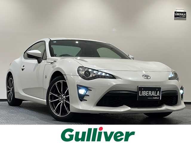 トヨタ ８６ GT 新潟県 2017(平29)年 3.2万km クリスタルホワイトパール  ロッソモデロCOLBASSO ZEEK Tiマフラー/コンビネーションメーター/クルーズコントロール/レッドブラックシート/スポーツアルミペダル/ニーパッド/Bi-Beam LEDヘッドランプ（オートレベリング機能付）/ヒルスタートアシストコントロール/純正17インチAW/社外ナビ/・フルセグ/・AM/FM/・Bluetooth/バックカメラ/社外フロアマット/社外カーボンインテリアパネル/社外カーボンドアスイッチパネル/スマートキー