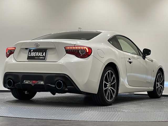 トヨタ ８６ GT 新潟県 2017(平29)年 3.2万km クリスタルホワイトパール  ロッソモデロCOLBASSO ZEEK Tiマフラー/コンビネーションメーター/クルーズコントロール/レッドブラックシート/スポーツアルミペダル/ニーパッド/Bi-Beam LEDヘッドランプ（オートレベリング機能付）/ヒルスタートアシストコントロール/純正17インチAW/社外ナビ/・フルセグ/・AM/FM/・Bluetooth/バックカメラ/社外フロアマット/社外カーボンインテリアパネル/社外カーボンドアスイッチパネル/スマートキー