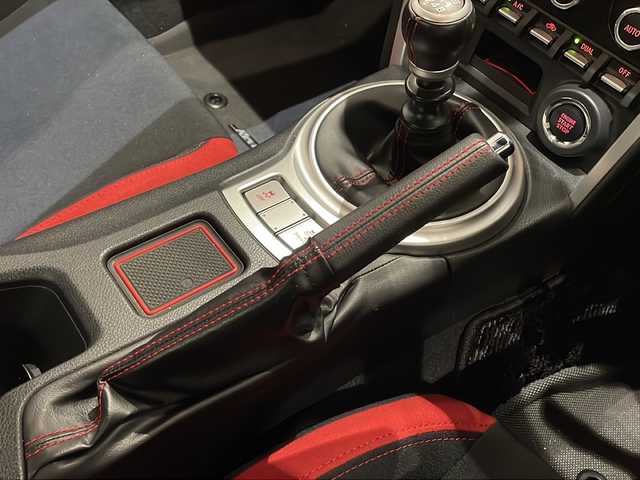 トヨタ ８６ GT 新潟県 2017(平29)年 3.2万km クリスタルホワイトパール  ロッソモデロCOLBASSO ZEEK Tiマフラー/コンビネーションメーター/クルーズコントロール/レッドブラックシート/スポーツアルミペダル/ニーパッド/Bi-Beam LEDヘッドランプ（オートレベリング機能付）/ヒルスタートアシストコントロール/純正17インチAW/社外ナビ/・フルセグ/・AM/FM/・Bluetooth/バックカメラ/社外フロアマット/社外カーボンインテリアパネル/社外カーボンドアスイッチパネル/スマートキー