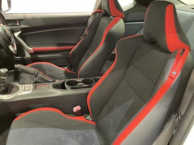 トヨタ ８６ GT 新潟県 2017(平29)年 3.2万km クリスタルホワイトパール  ロッソモデロCOLBASSO ZEEK Tiマフラー/コンビネーションメーター/クルーズコントロール/レッドブラックシート/スポーツアルミペダル/ニーパッド/Bi-Beam LEDヘッドランプ（オートレベリング機能付）/ヒルスタートアシストコントロール/純正17インチAW/社外ナビ/・フルセグ/・AM/FM/・Bluetooth/バックカメラ/社外フロアマット/社外カーボンインテリアパネル/社外カーボンドアスイッチパネル/スマートキー