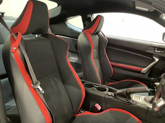 トヨタ ８６ GT 新潟県 2017(平29)年 3.2万km クリスタルホワイトパール  ロッソモデロCOLBASSO ZEEK Tiマフラー/コンビネーションメーター/クルーズコントロール/レッドブラックシート/スポーツアルミペダル/ニーパッド/Bi-Beam LEDヘッドランプ（オートレベリング機能付）/ヒルスタートアシストコントロール/純正17インチAW/社外ナビ/・フルセグ/・AM/FM/・Bluetooth/バックカメラ/社外フロアマット/社外カーボンインテリアパネル/社外カーボンドアスイッチパネル/スマートキー