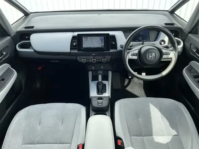 ホンダ フィット e:HEVホーム 福岡県 2023(令5)年 2.1万km プラチナホワイトパール ホンダセンシング/衝突軽減/レーンキープアシスト/コーナーセンサー/社外ナビ（ＭＤＶ－Ｄ２０８ＢＴ）/CD/BT/AM/FM/バックカメラ/ハーフレザー/前席シートヒーター/レーダークルーズコントロール/ＥＴＣ/ＬＥＤオートライト/オートハイビーム/革巻きステアリング/ステアリングリモコン/ＡＡＣ/電動パーキング/ブレーキホールド/スマートキー/プッシュスタート/チップアップシート