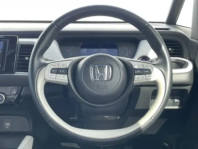 ホンダ フィット e:HEVホーム 福岡県 2023(令5)年 2.1万km プラチナホワイトパール ホンダセンシング/衝突軽減/レーンキープアシスト/コーナーセンサー/社外ナビ（ＭＤＶ－Ｄ２０８ＢＴ）/CD/BT/AM/FM/バックカメラ/ハーフレザー/前席シートヒーター/レーダークルーズコントロール/ＥＴＣ/ＬＥＤオートライト/オートハイビーム/革巻きステアリング/ステアリングリモコン/ＡＡＣ/電動パーキング/ブレーキホールド/スマートキー/プッシュスタート/チップアップシート
