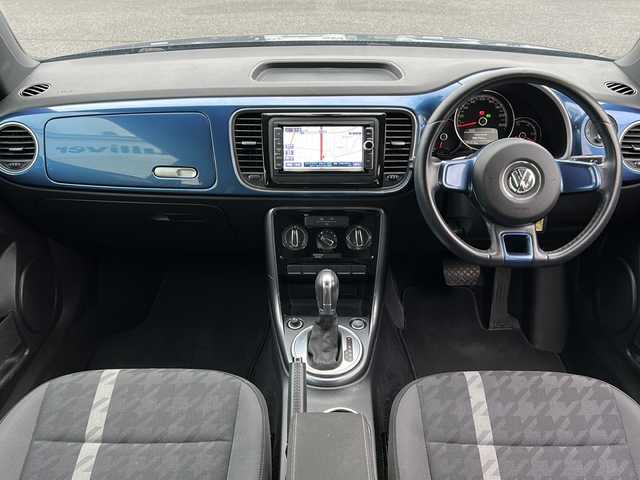 フォルクスワーゲン ザ・ビートル デザイン 茨城県 2016(平28)年 10.6万km ブルーシルクM ワンオーナー/純正メモリナビ/(地デジTV・CD・DVD・BT・ラジオ再生)/クルーズコントロール/ETC/ドライブレコーダー/バックカメラ/オートライト/HIDヘッドライト/純正16inアルミホイール/純正フロアマット/リモコンキー/スペアキー/取扱説明書/保証書