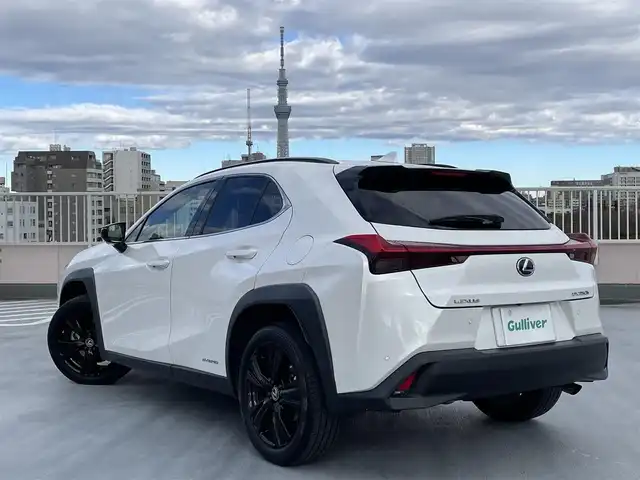 レクサス ＵＸ 250h アーバンエレガンス 東京都 2021(令3)年 2.2万km ソニッククォーツ ワンオーナー/純正ナビ（CD/DVD/地デジTV/BT)/バックカメラ・全方位カメラ/黒皮シート/純正１８インチアルミ/パワーバックドア/ETC2.0/パドルシフト/メモリーパワーシート/シートヒーター・ステアリングヒーター/ドライブレコーダー（DRT-H58A)/エンジンプッシュボタン/BSM/Lexus　Safety　System　＋/PCS（プリクラッシュセーフ）/LTA（レーントレーシングアシスト）/AHB（オートマチックハイビーム）/RSA(ロードサインアシスト）/レーダークルーズコントロール/先行車発進お知らせ/保証書・取説・ナビ説