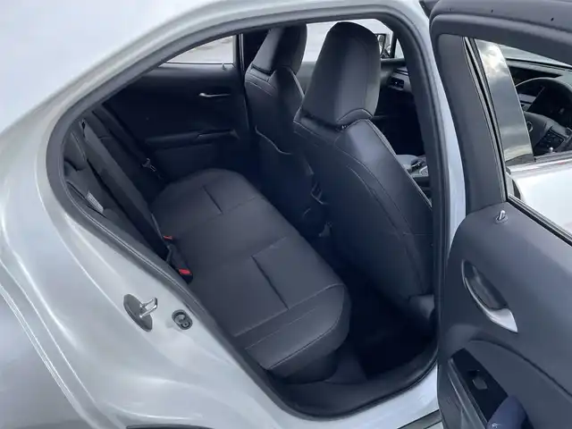 レクサス ＵＸ 250h アーバンエレガンス 東京都 2021(令3)年 2.2万km ソニッククォーツ ワンオーナー/純正ナビ（CD/DVD/地デジTV/BT)/バックカメラ・全方位カメラ/黒皮シート/純正１８インチアルミ/パワーバックドア/ETC2.0/パドルシフト/メモリーパワーシート/シートヒーター・ステアリングヒーター/ドライブレコーダー（DRT-H58A)/エンジンプッシュボタン/BSM/Lexus　Safety　System　＋/PCS（プリクラッシュセーフ）/LTA（レーントレーシングアシスト）/AHB（オートマチックハイビーム）/RSA(ロードサインアシスト）/レーダークルーズコントロール/先行車発進お知らせ/保証書・取説・ナビ説