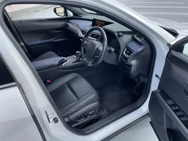 レクサス ＵＸ 250h アーバンエレガンス 東京都 2021(令3)年 2.2万km ソニッククォーツ ワンオーナー/純正ナビ（CD/DVD/地デジTV/BT)/バックカメラ・全方位カメラ/黒皮シート/純正１８インチアルミ/パワーバックドア/ETC2.0/パドルシフト/メモリーパワーシート/シートヒーター・ステアリングヒーター/ドライブレコーダー（DRT-H58A)/エンジンプッシュボタン/BSM/Lexus　Safety　System　＋/PCS（プリクラッシュセーフ）/LTA（レーントレーシングアシスト）/AHB（オートマチックハイビーム）/RSA(ロードサインアシスト）/レーダークルーズコントロール/先行車発進お知らせ/保証書・取説・ナビ説