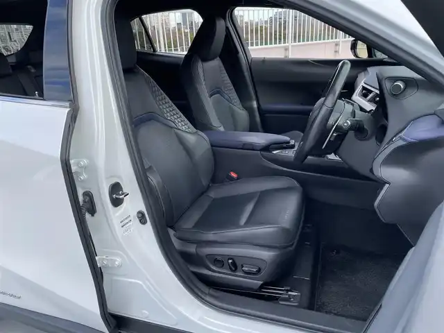 レクサス ＵＸ 250h アーバンエレガンス 東京都 2021(令3)年 2.2万km ソニッククォーツ ワンオーナー/純正ナビ（CD/DVD/地デジTV/BT)/バックカメラ・全方位カメラ/黒皮シート/純正１８インチアルミ/パワーバックドア/ETC2.0/パドルシフト/メモリーパワーシート/シートヒーター・ステアリングヒーター/ドライブレコーダー（DRT-H58A)/エンジンプッシュボタン/BSM/Lexus　Safety　System　＋/PCS（プリクラッシュセーフ）/LTA（レーントレーシングアシスト）/AHB（オートマチックハイビーム）/RSA(ロードサインアシスト）/レーダークルーズコントロール/先行車発進お知らせ/保証書・取説・ナビ説